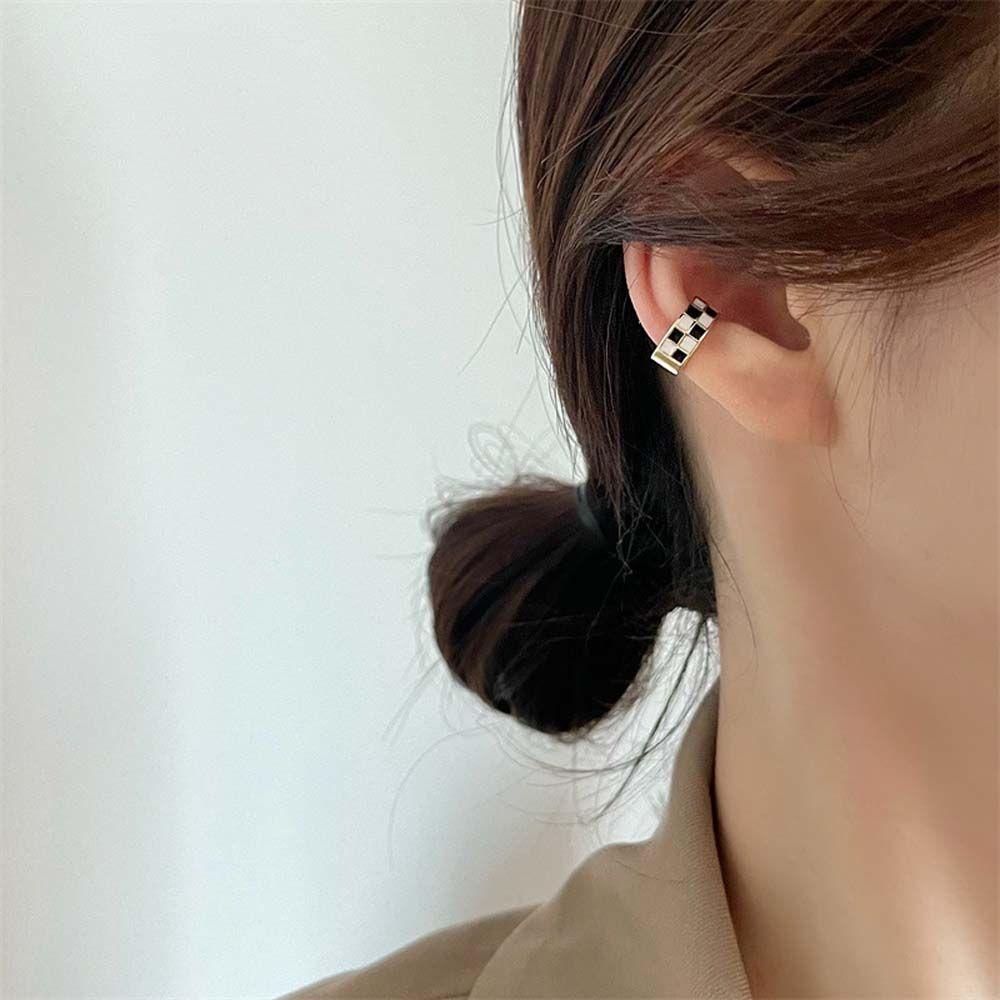 Khuyên Kẹp Vành Tai Họa Tiết Caro Phong Cách Vintage Thanh Lịch Cho Nữ