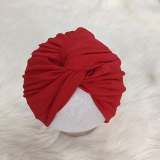 Mũ turban đỏ chéo