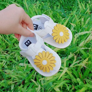 Sandal tập đi hoa cúc vàng cho bé gái CV01