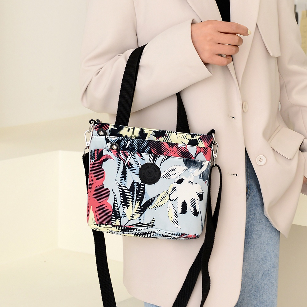 Túi Đeo Vai Bằng Vải Nylon Canvas Sức Chứa Lớn In Họa Tiết Phong Cách Mới Dễ Phối Đồ Cho Nữ