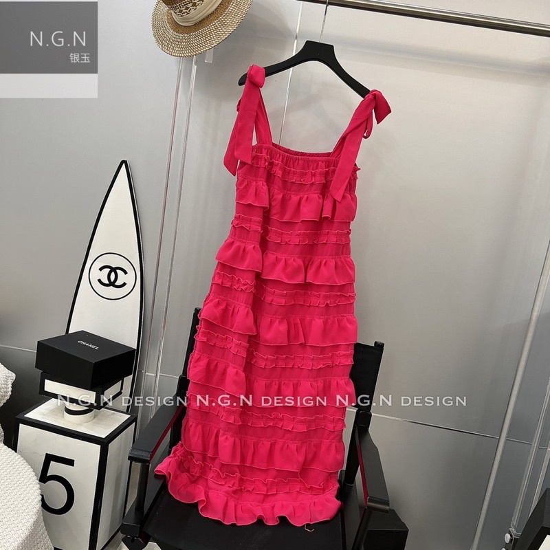 Váy xuông hai dây xếp tầng