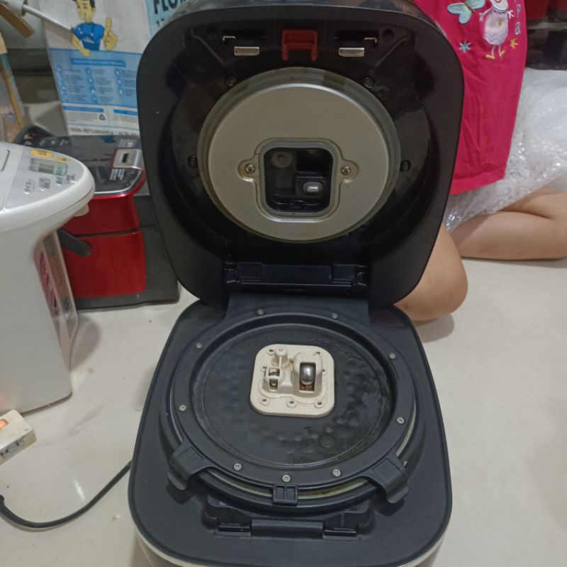 NỒI CƠM TIGER ÁP SUẤT 2 BI XOONG GỐM VIP