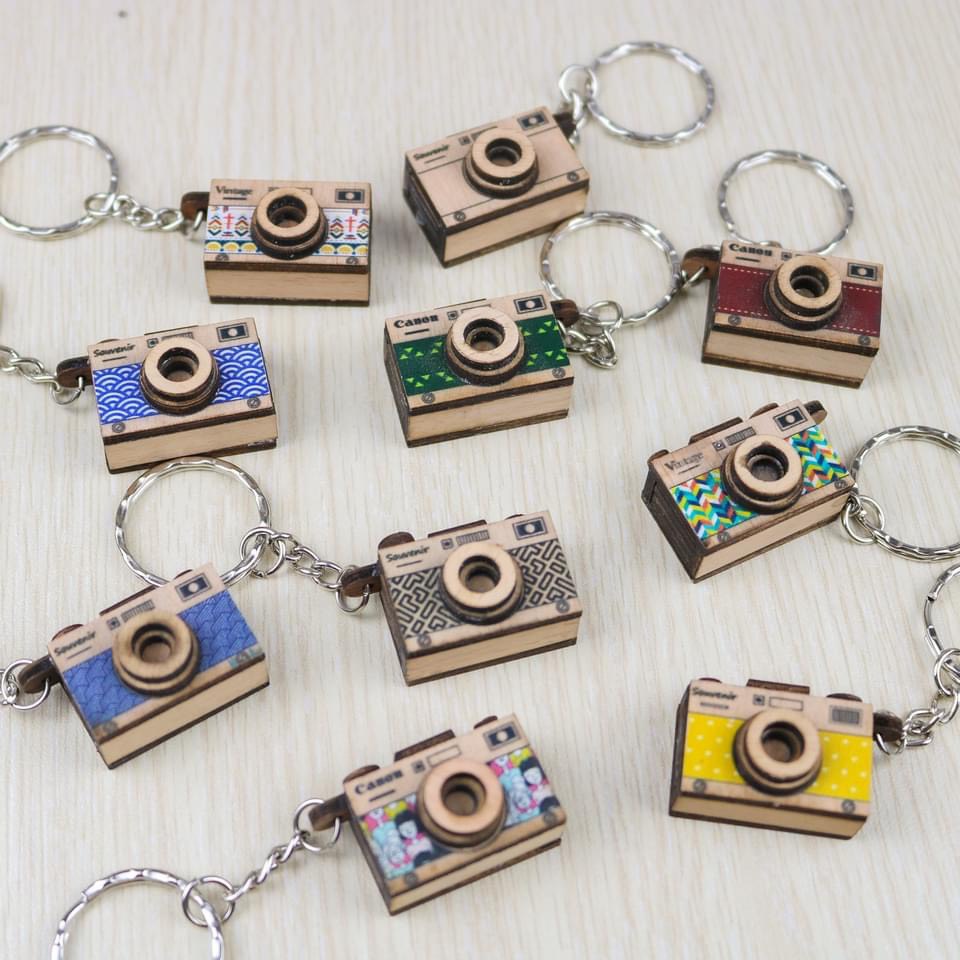 Móc khóa máy ảnh 2 mặt bằng gỗ dễ thương