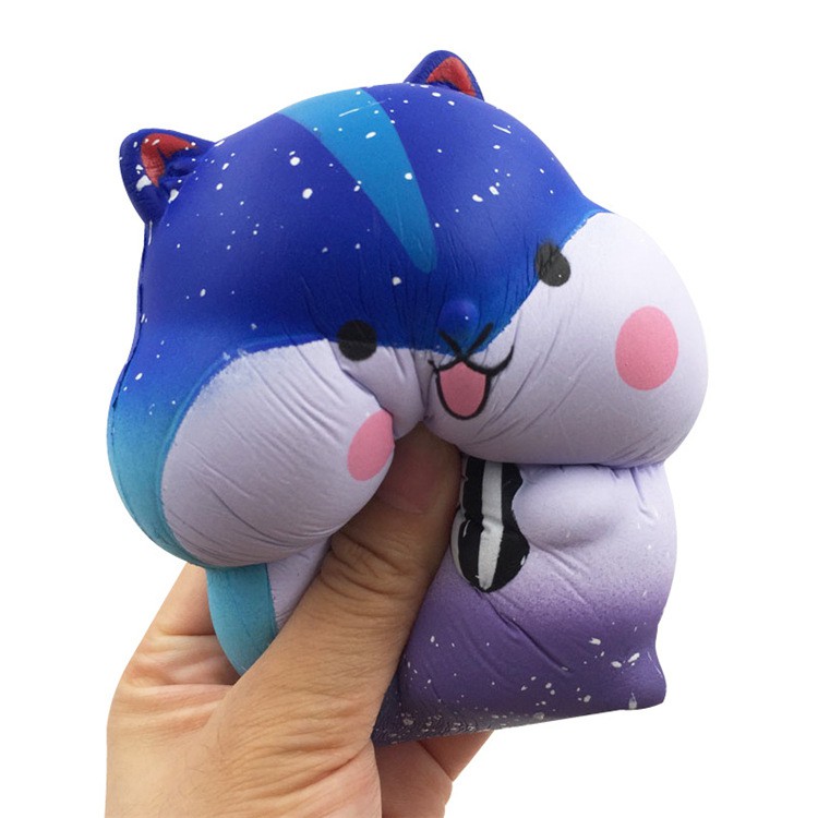 ĐỒ CHƠI SQUISHY CHUỘT HAMSTER XANH ÔM BÓNG KẺ SỌC CARO