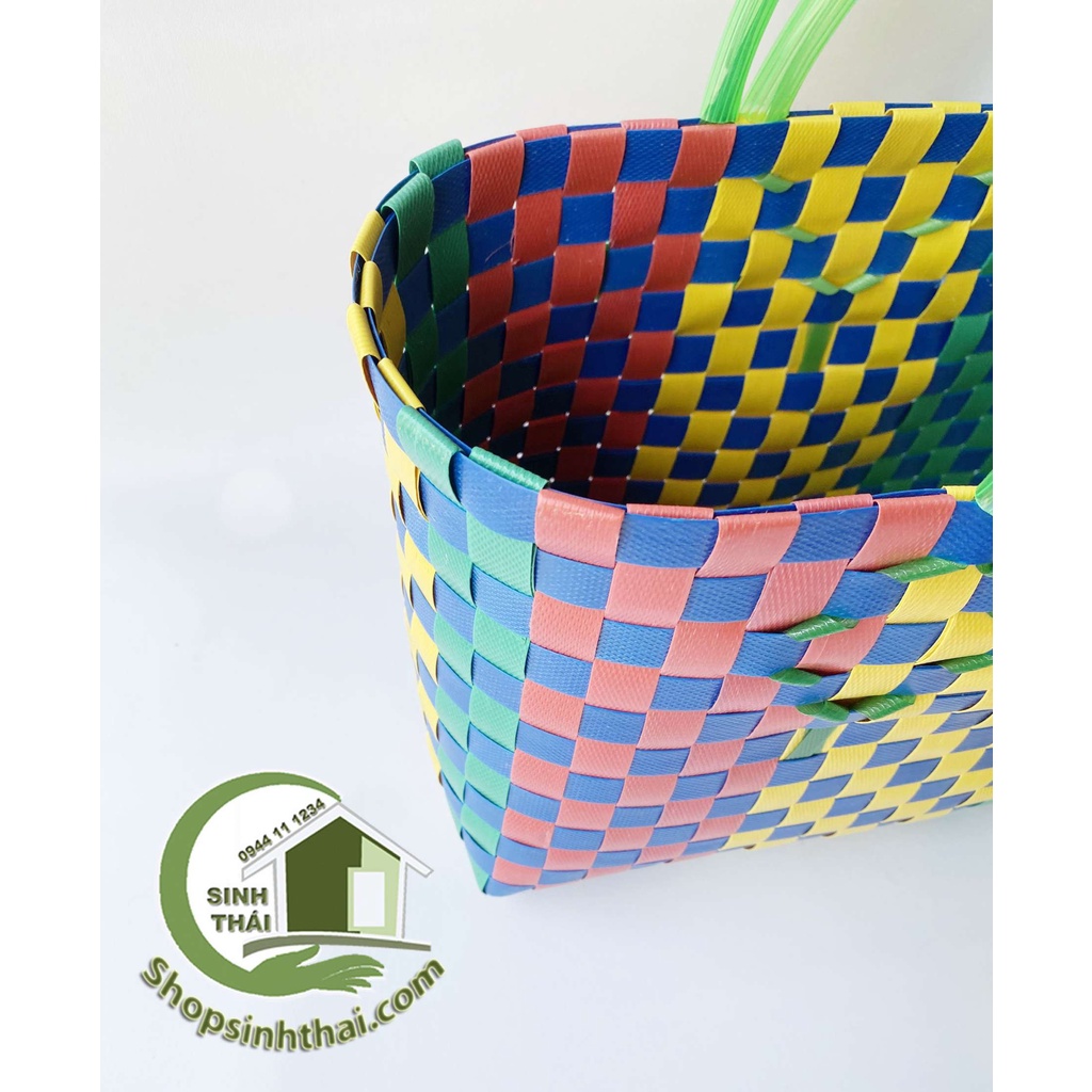 Giỏ làn nhựa giả mây đan nhiều màu, quai xách đôi 40cm x 25cm - màu ngẫu nhiên