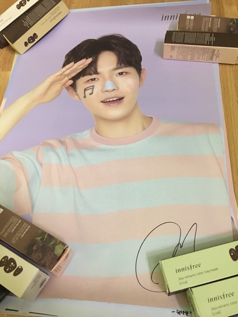 Combo mặt nạ đất sét và poster innisfree wanna one