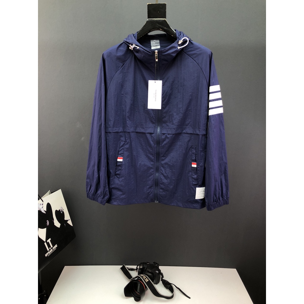 Áo khoác gió nam cao cấp Thom Browne TB thiết kế trẻ trung, hiện đại và năng động mang phong cách tối giản