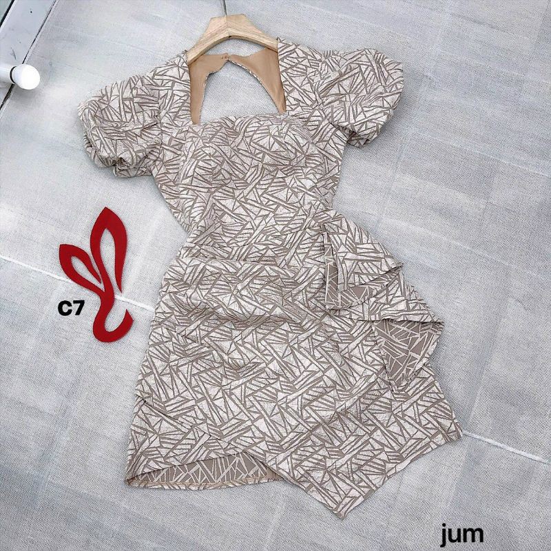 [Mã FATHANG5 giảm 10K đơn 50K] đầm gấm xốp cỏ vuông tà đuổi | BigBuy360 - bigbuy360.vn