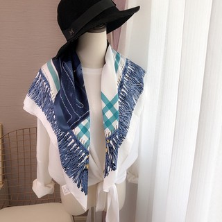 Khăn vuông quấn áo được size 90x90.