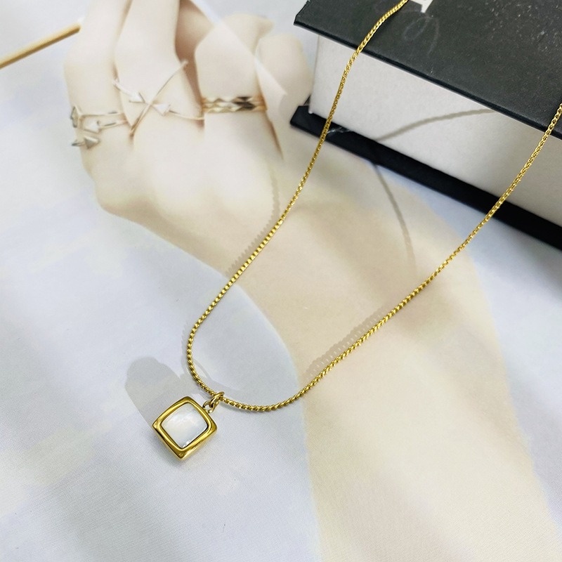 Dây chuyền bằng thép titan màu vàng thiết kế mặt hình vuông ba chiều sặc sỡ phong cách Hàn Quốc đơn giản cho nữ