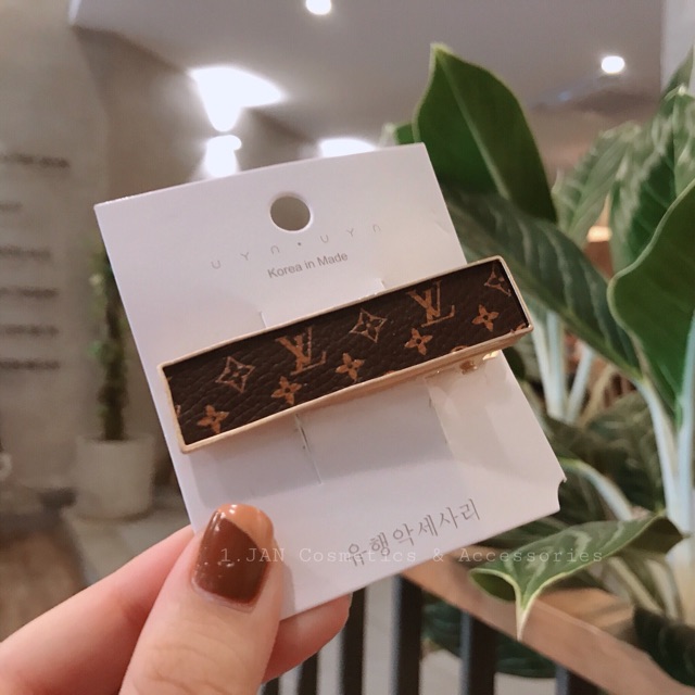 Kẹp tóc hoa nâu LV