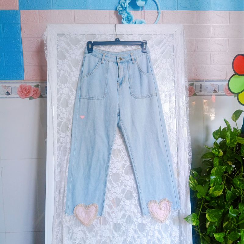 Quần 2hand jean ( bò ) xanh nhạt trái tim hồng siêu yêu dáng suông cạp cao size S