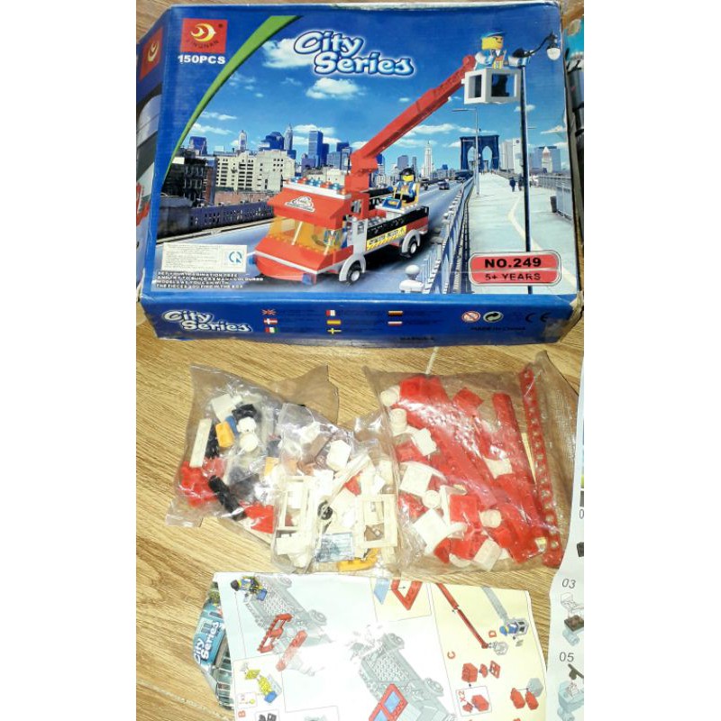 Lắp ráp 1 hộp LeGo_City Xe thang hoặc Trạm Giao thông có nhiều chi tiết bằng nhựa