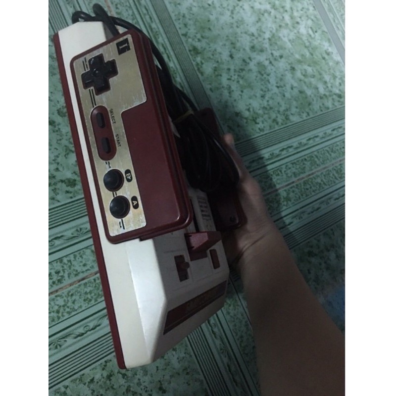 Máy điện tử 4 nút Famicom 1983 xưa