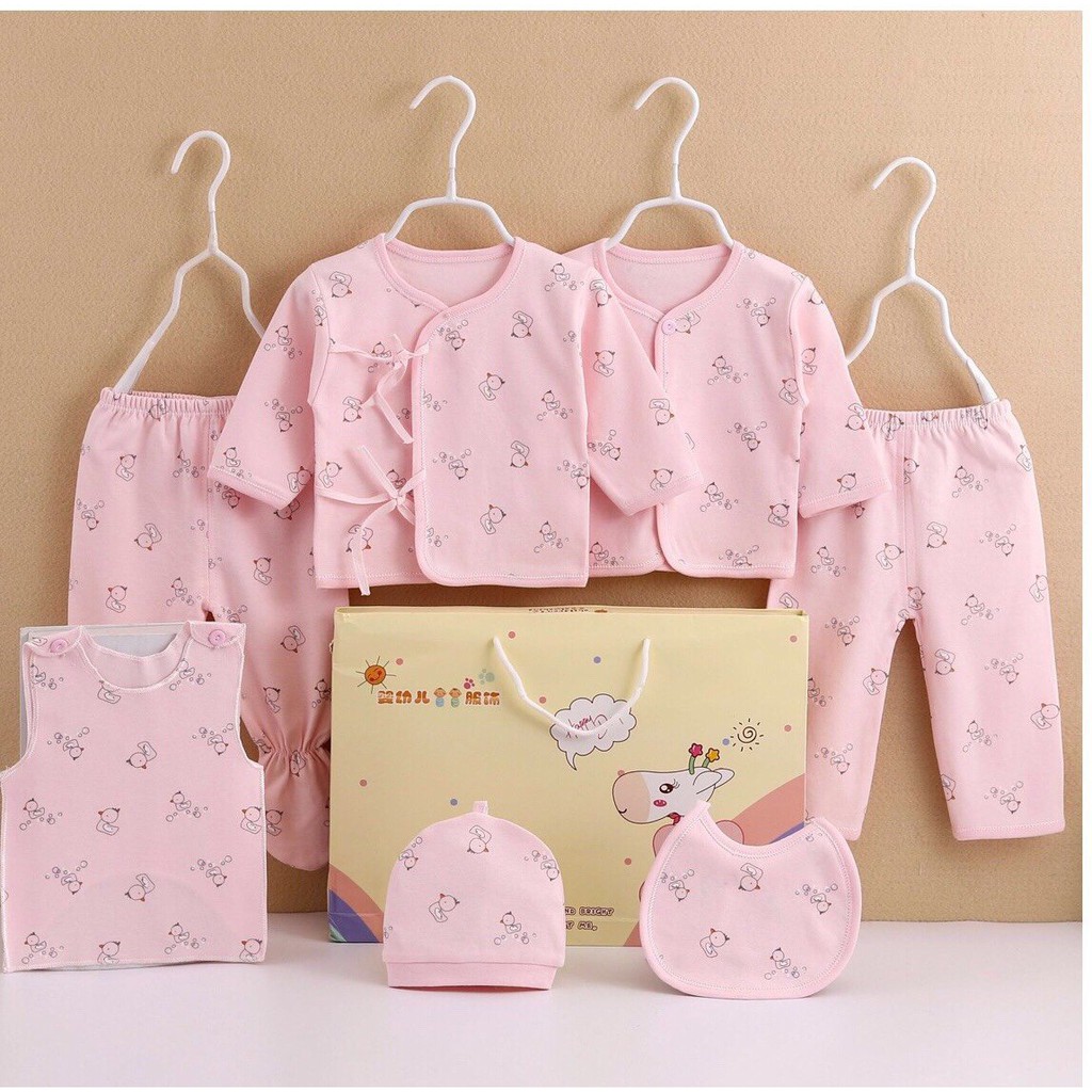 Set sơ sinh 7 chi tiết mẫu vịt con làm quà tặng cho bé.