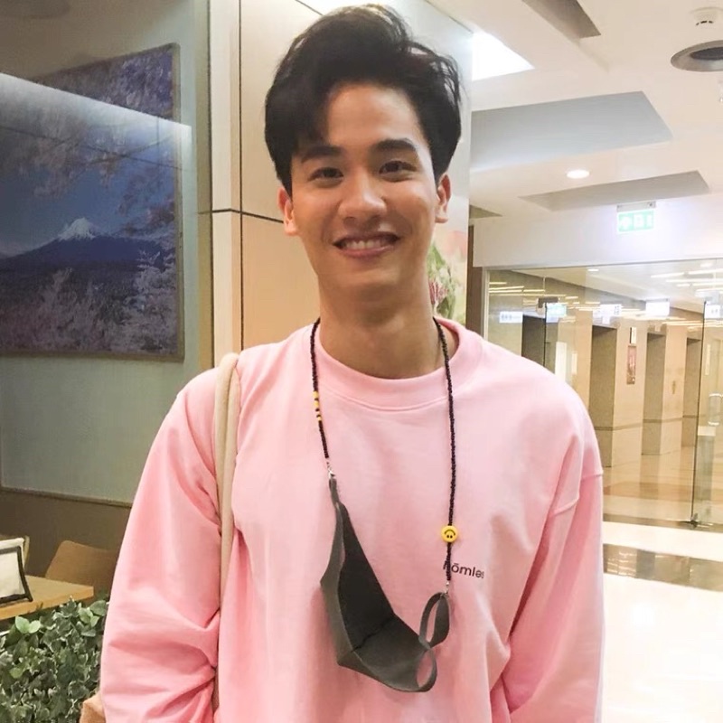 Dây đeo khẩu trang cheap moment với Tay Tawan