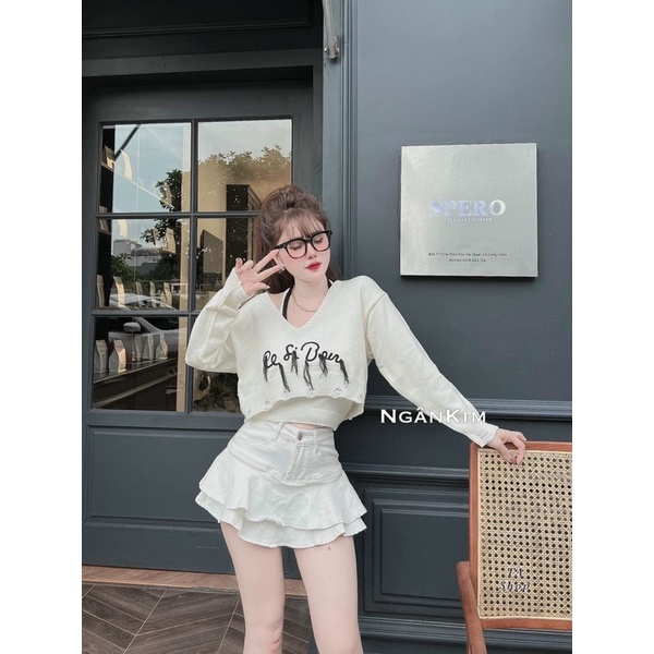 Set áo len hai chi tiết gồm áo yếm mặc trong mix cùng áo len cổ tim dài tay bên ngoài