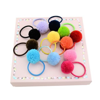 Cột tóc phối banh lông thú đáng yêu cho bé gái
