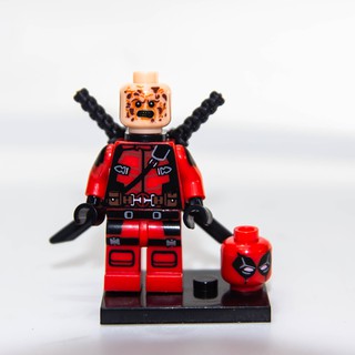 Lego mini figure Deadpool kèm 2 đầu nhân vật Marvel