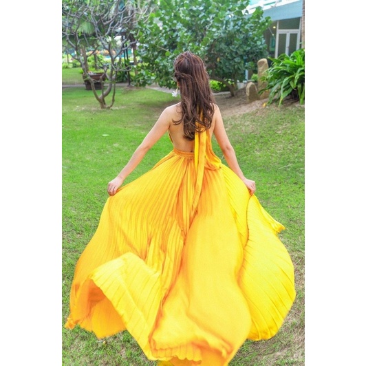 Đầm maxi yếm dập li vàng hở lưng đi biển du lịch cao cấp xẻ tà cột dây chất liệu phi lụa