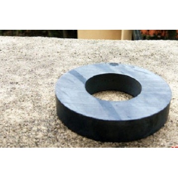 Nam châm đen Ferrite 70*10 lỗ 32mm