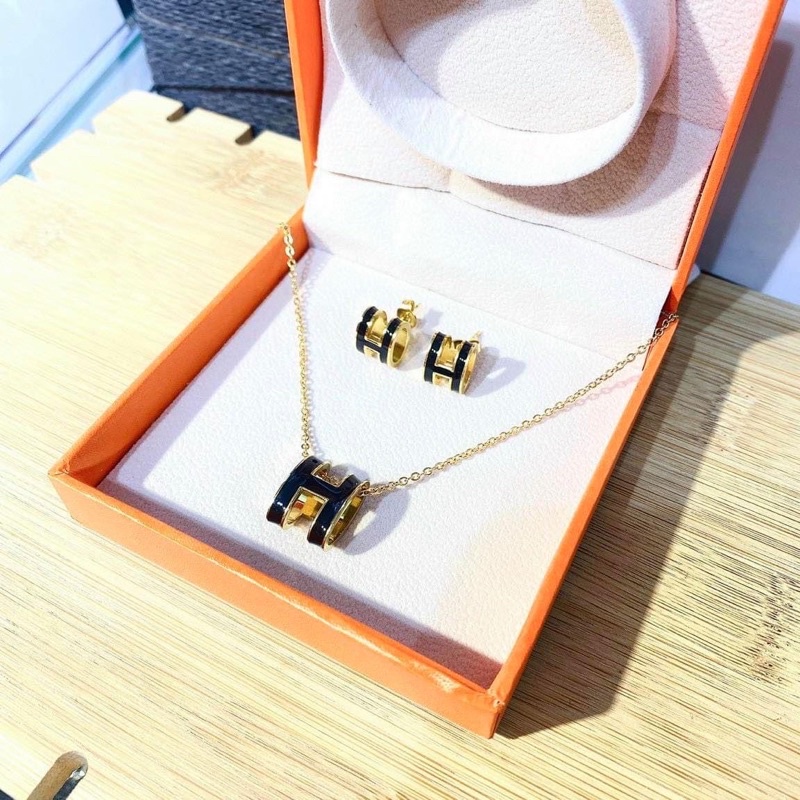 Bộ vòng cổ tai chữ H t i t a n hót trend.không han dỉ