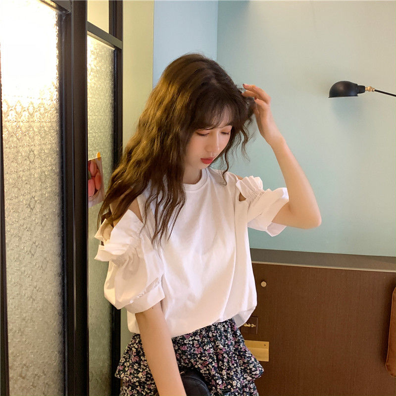 Short sleeve white t-shirt in korean fashion