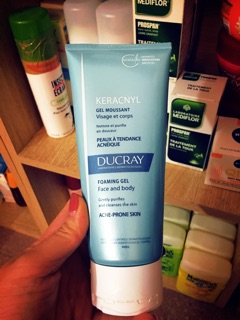 Gel tạo bọt làm sạch Ducray cho da mụn