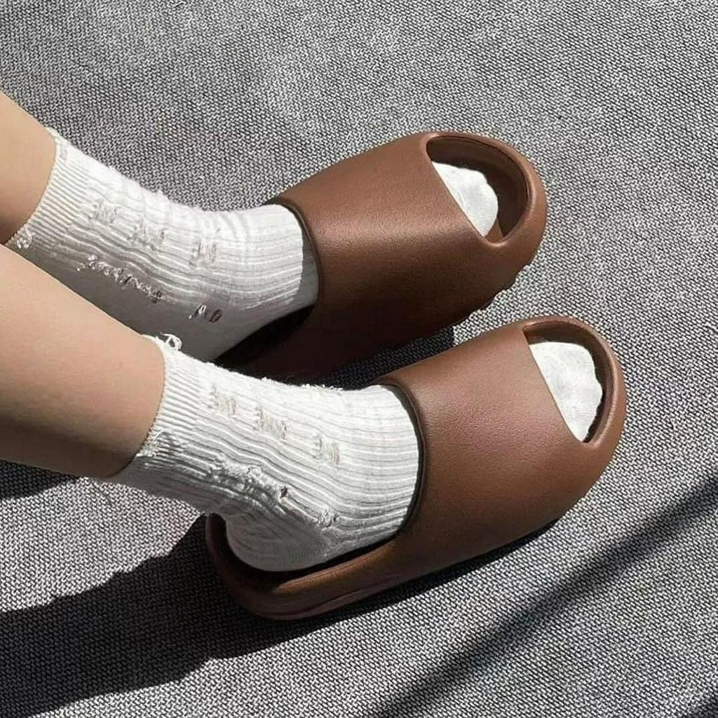Dép quai ngang nam màu nâu đậm vân nhám cao 5cm Mẫu mới nhất Hot 2023, Dép das yz slide đế cao su non Form dáng thể thao