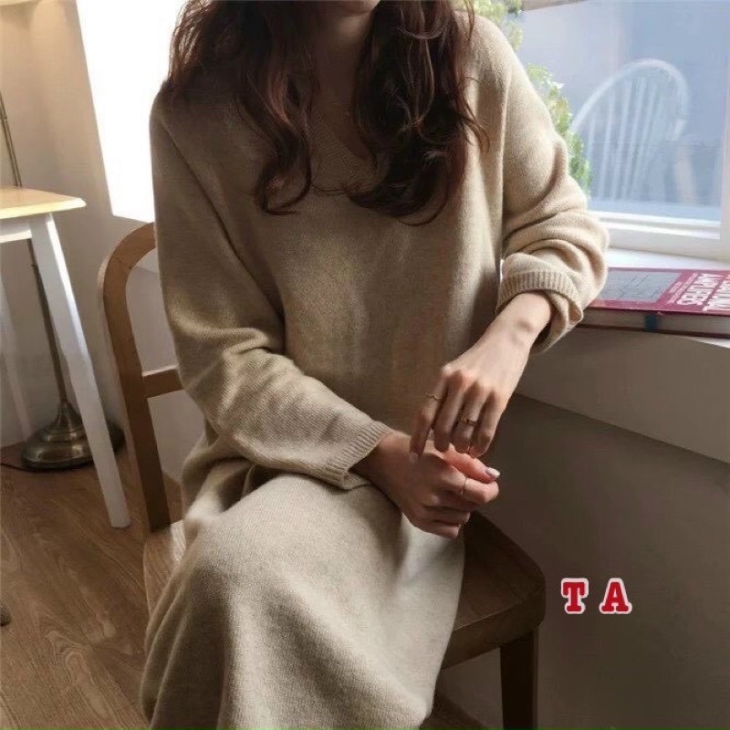 Váy len suông cổ tim form dài qua gối