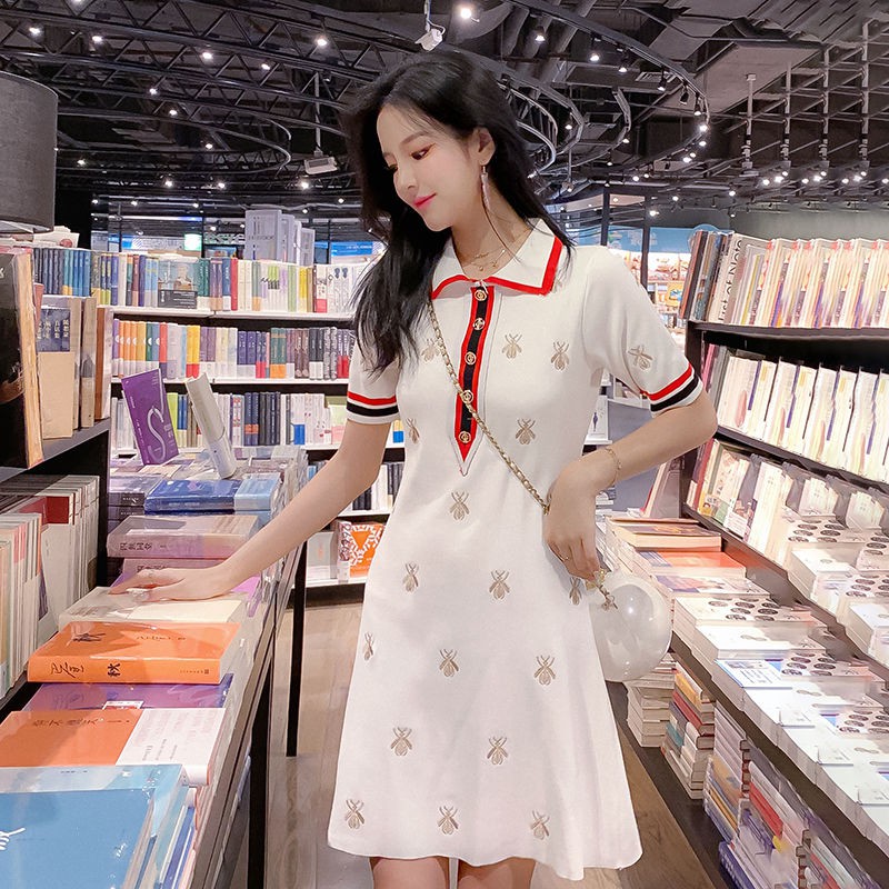 Váy dệt kim thêu hình con ong nhỏ thời trang, cổ áo POLO phiên bản Hàn Quốc mới, váy ngắn tay mỏng