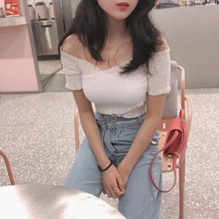 Áo trễ vai đáp chéo bèo nhún