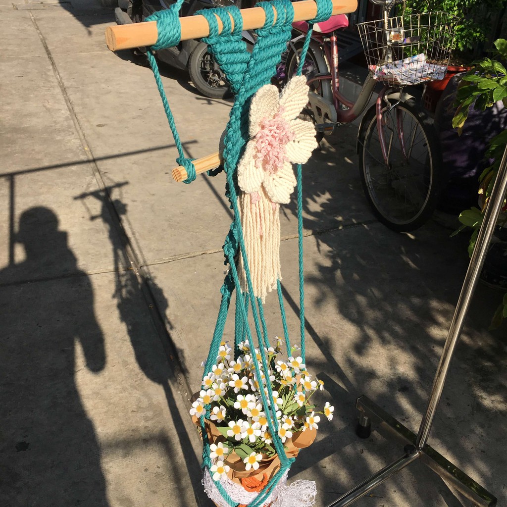 Giỏ treo chậu cây macrame màu xanh kèm hoa macrame ở phía trên tự thiết kế | Macrame plant hanging