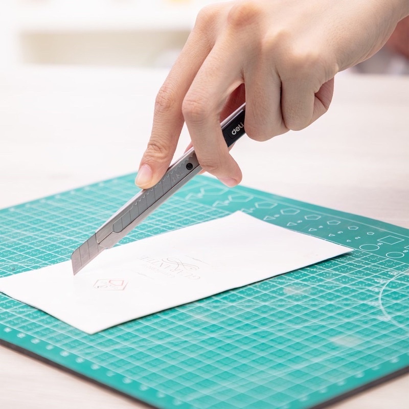 Dao rọc giấy văn phòng Deli 2058 lưỡi 9mm