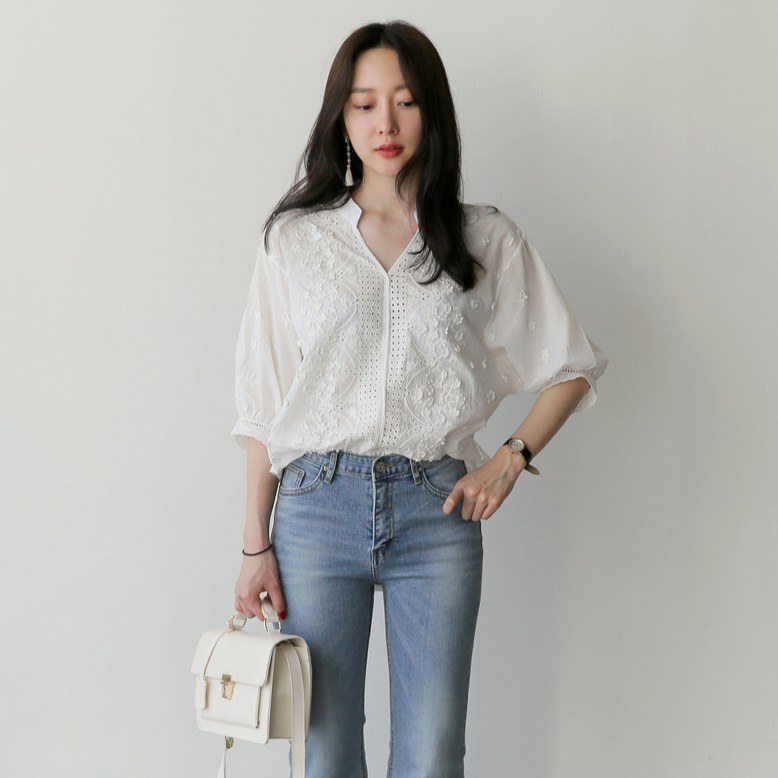 Áo sơ mi dài tay màu trắng cổ chữ V họa tiết thêu 28130