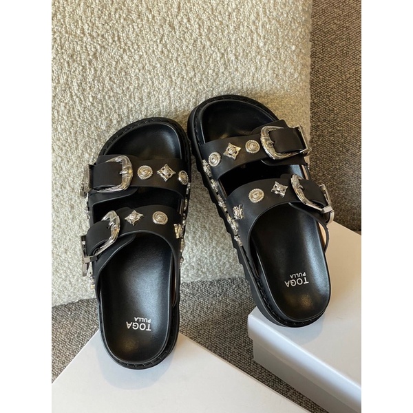 Dép quai ngang hai quai cao cấp thương hiệu Toga Pulla 2022 đính hoạ tiết trang trí
