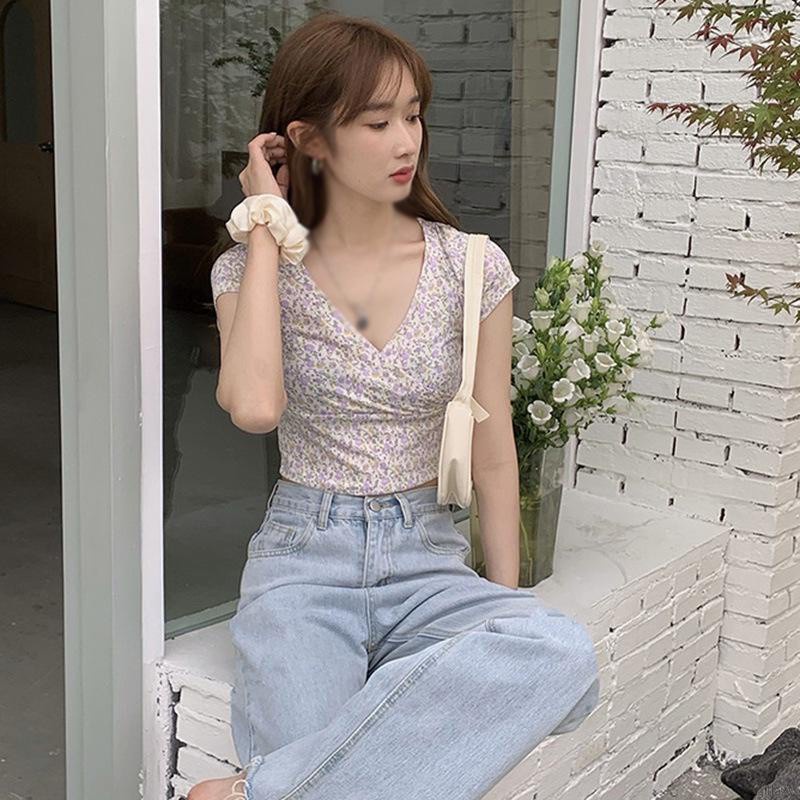 Áo thun croptop tay ngắn cổ chữ V in họa tiết hoa nhí xinh xắn phong cách Hàn Quốc