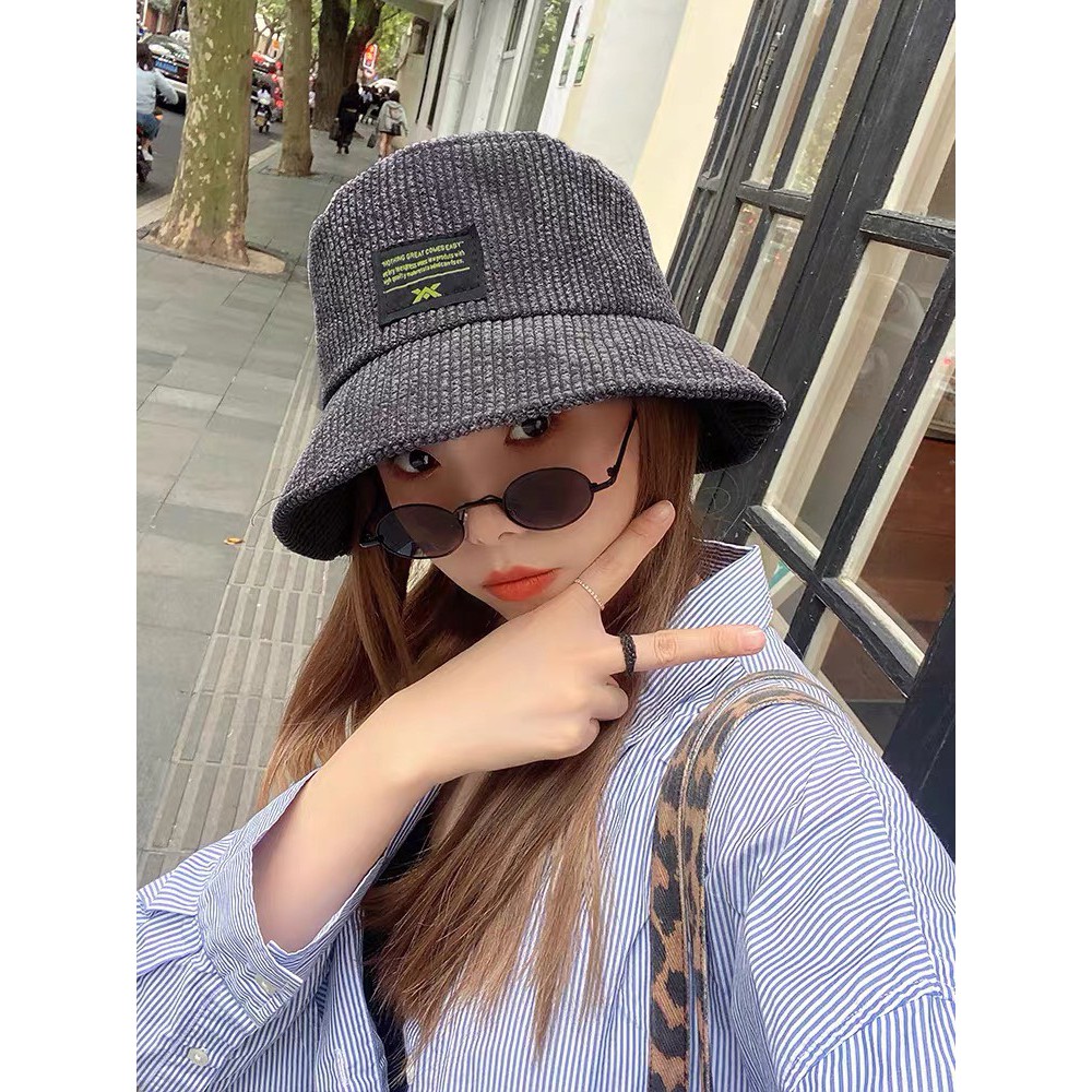 Nón bucket đính tag logo chất nhung gân sành điệu