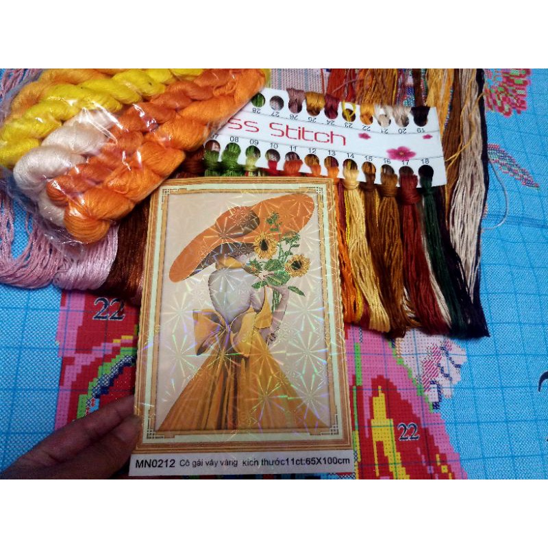 Tranh thêu Cô gái và hoa hướng dương