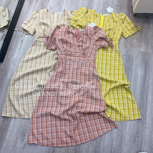 Váy kẻ đũi cổ V