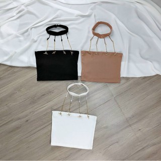 Áo croptop phối dây xích cá tính.