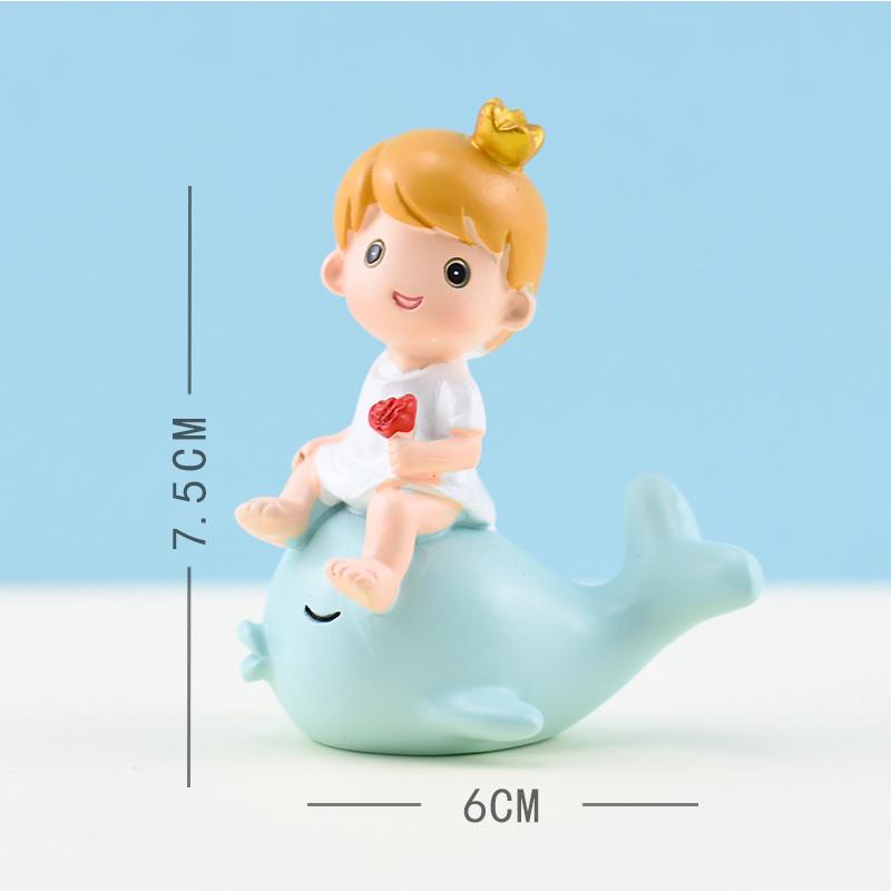 Trang trí bé trai cưỡi cá heo