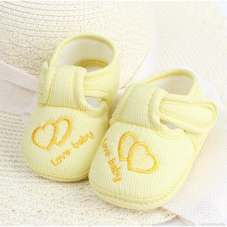 Giày em bé đế mềm chống trượt đáng yêu