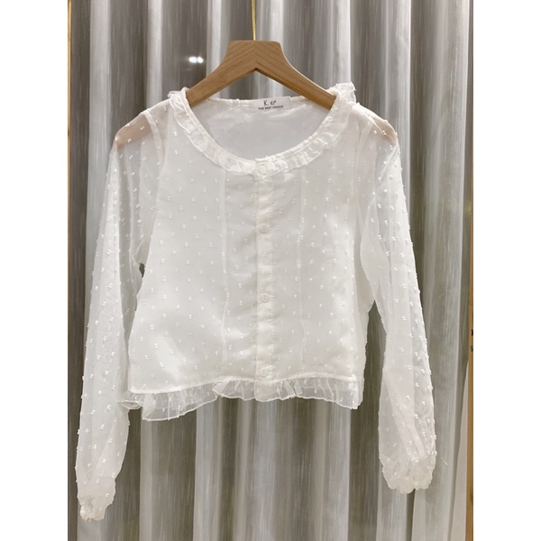 Áo voan chấm bi nổi cổ tròn viền ren khuy dọc