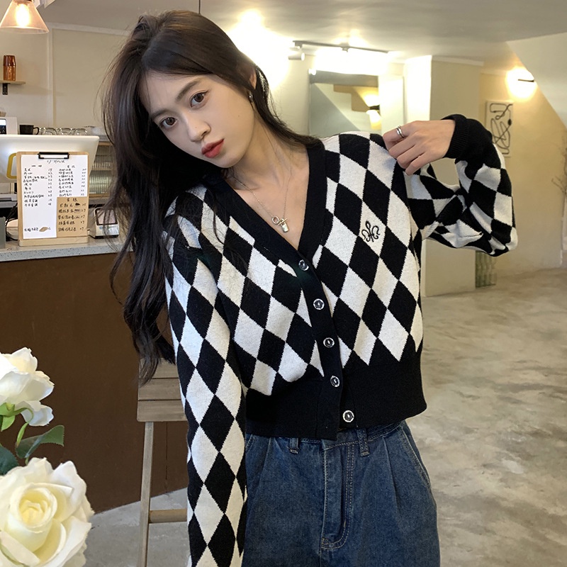 Bàn Cờ Kẻ Sọc Đen Trắng Với Áo cardigan Dệt Kim Mỏng