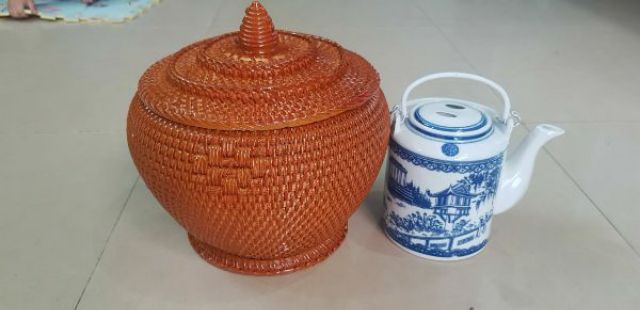 Ấm ủ trà mây nhựa hàng đẹp kèm ấm sứ 1,5 lít