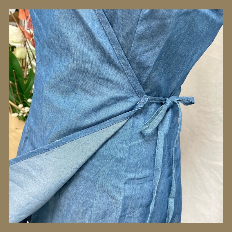 Đầm Denim Vạt Chéo Cột Nơ Hông MAYBI