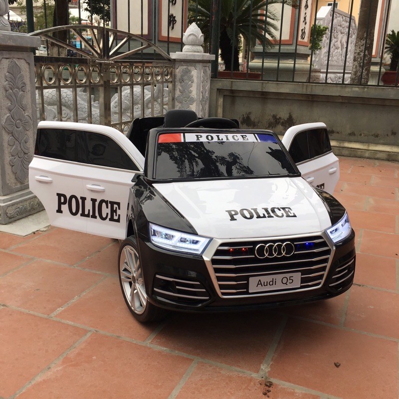 Ô tô điện trẻ em cảnh sát Audi Q5 siêu sang bánh cao su ghế da có còi hú