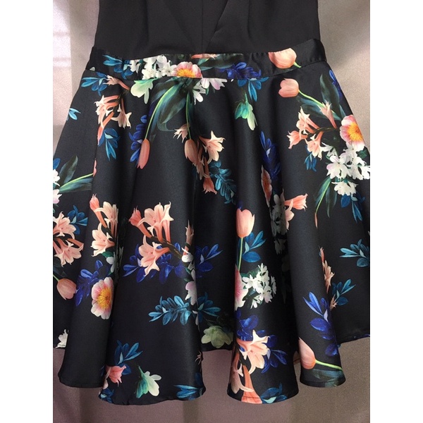 Đầm cổ yếm Úc