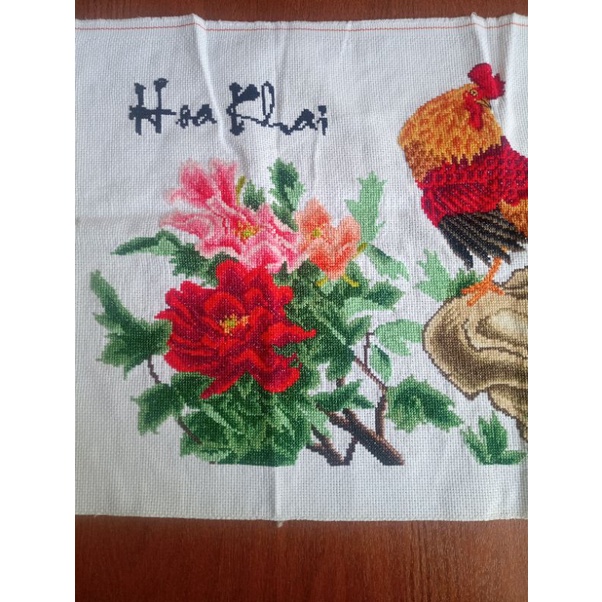 Tranh thêu thành phẩm gà và hoa mẫu đơn